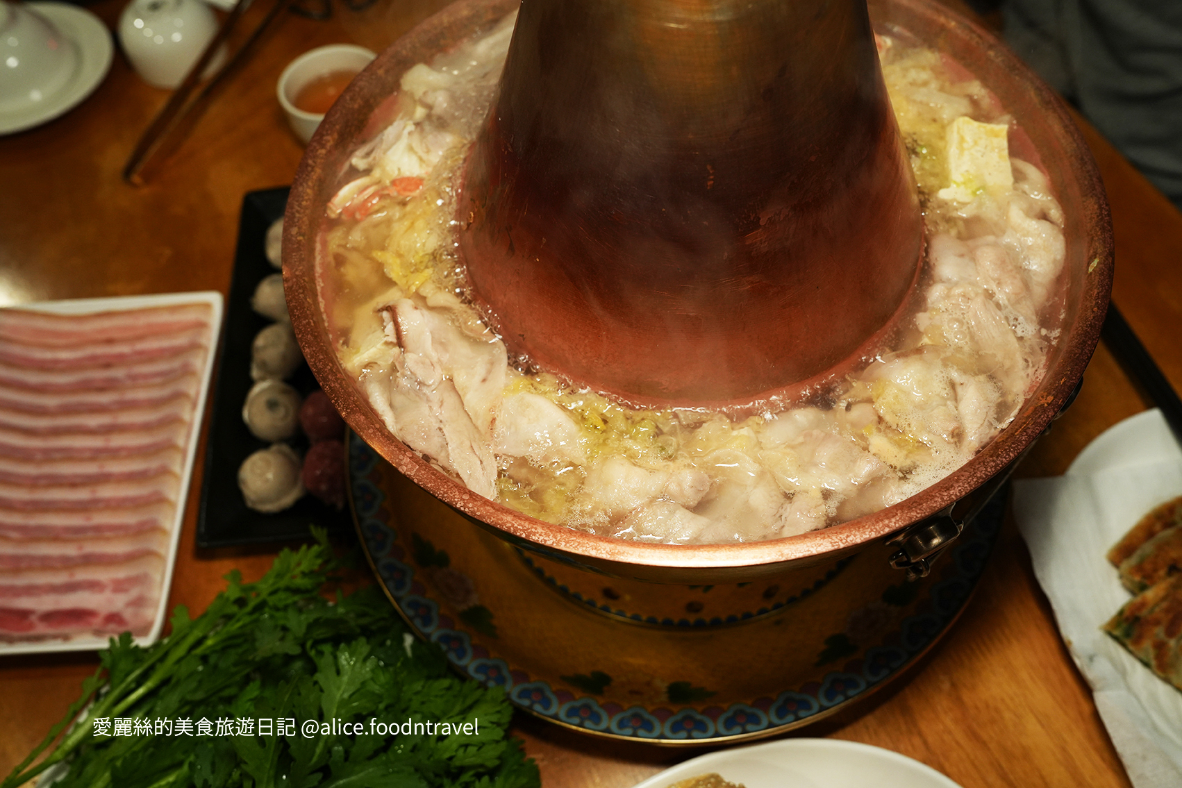 台中西屯美食台中火鍋台中鴛鴦鍋台中酸菜白肉鍋台中麻辣鍋台中必吃台中聚餐餐廳台中慶生餐廳西屯餐廳西屯火鍋徠圍爐北方風味館徠圍爐酸菜白肉鍋
