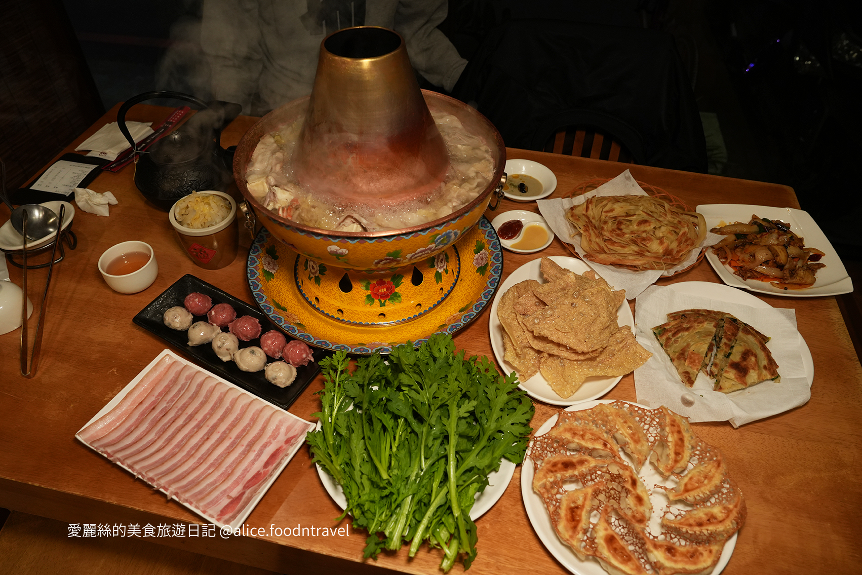 台中西屯美食台中火鍋台中鴛鴦鍋台中酸菜白肉鍋台中麻辣鍋台中必吃台中聚餐餐廳台中慶生餐廳西屯餐廳西屯火鍋徠圍爐北方風味館徠圍爐酸菜白肉鍋