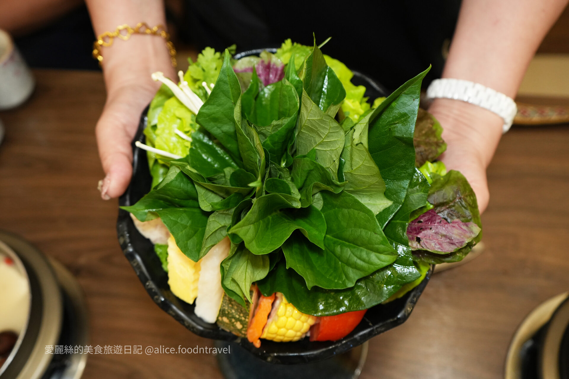 台中火鍋沙鹿火鍋養身火鍋蔬菜鮮蔬慶生活動壽星招待台中沙鹿美食沙鹿餐廳沙鹿美食台中必吃酸菜鍋麻辣鍋台中火鍋推薦蕃薯根養身煮壽星活動生日招待番薯根菜單