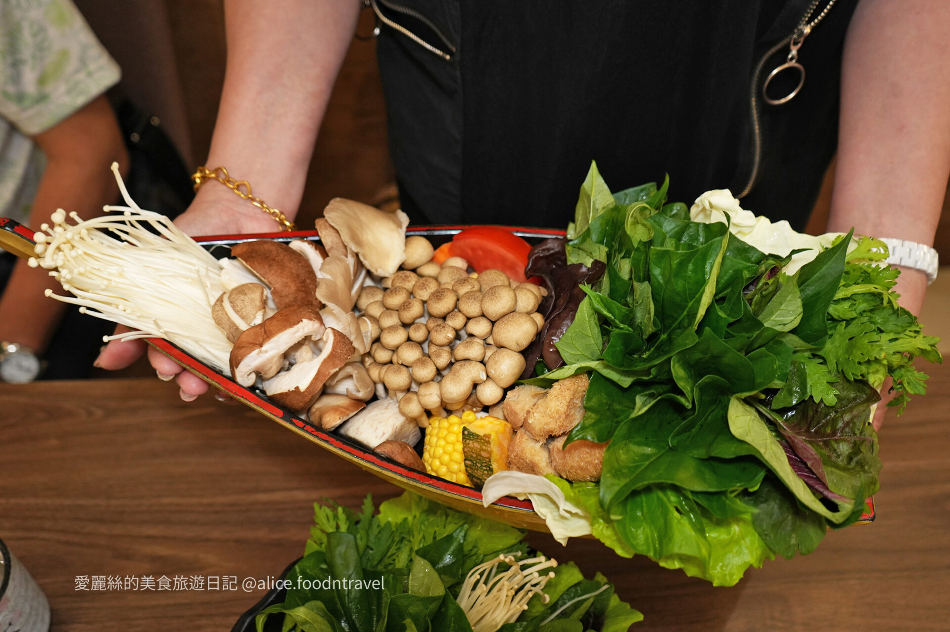 台中火鍋沙鹿火鍋養身火鍋蔬菜鮮蔬慶生活動壽星招待台中沙鹿美食沙鹿餐廳沙鹿美食台中必吃酸菜鍋麻辣鍋台中火鍋推薦蕃薯根養身煮壽星活動生日招待番薯根菜單