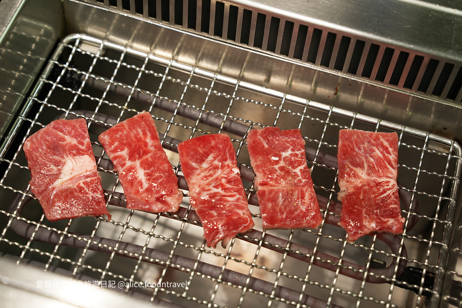 台中燒肉 台中迴轉燒肉 逢甲燒肉 一人燒肉 迴轉烤肉 學生燒肉優惠 台中美食推薦 平價燒肉 台中西屯美食 逢甲商圈美食 自助燒肉 油花 迴轉吧！燒肉！ 台中燒肉店 台中晚餐推薦 台中吃到飽 台中一人餐廳 台中特色餐廳 燒肉推薦台中 逢甲必吃美食 迴轉燒肉體驗