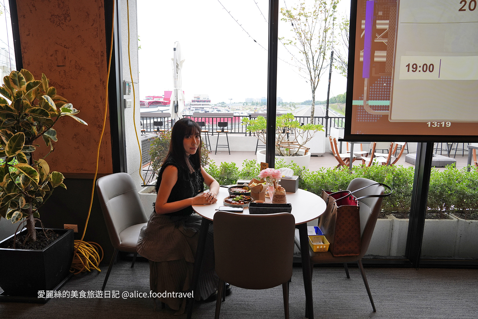 台中后里景點 台中后里美食 台中后里親子 台中賽車 麗寶餐廳 台中主題餐廳 台中咖啡 后里咖啡 台中遊戲餐廳 后里下午茶 后里夜景 麗寶夜景  后里景觀餐廳 台中景觀餐廳 麗寶樂園必吃 台中假日 后里假日