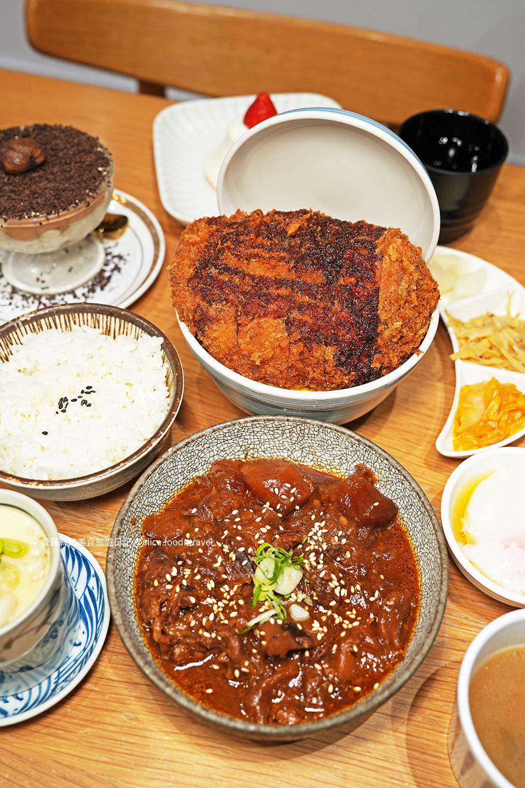 日式炸豬排 菜單定食 日式定食 台中定食 台中日料 台中日本料理 炸豬排推薦 台中餐廳推薦 豬排定食 燉牛肉 超厚豬排 台中大里豬排 大里餐廳推薦 超厚炸豬排 CP值 豬排定食 大里日料 