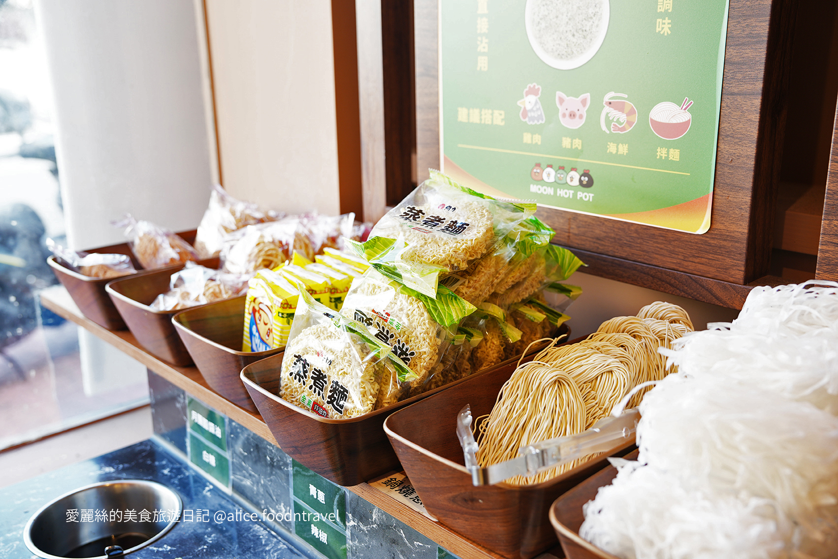 月團圓雞湯火鍋 台中西區美食 台中美術館美食 國美館附近火鍋 台中個人火鍋推薦 個人鴛鴦鍋 雞湯系火鍋 台中雞湯火鍋 美術園道美食 台中鴛鴦鍋 蔬食自助吧吃到飽 台中個人火鍋 台中高人氣火鍋 台中約會餐廳 台中聚餐餐廳 台中壽喜燒 泡菜火鍋 薑母雞酒湯火鍋 台中必吃火鍋 台中西區火鍋推薦