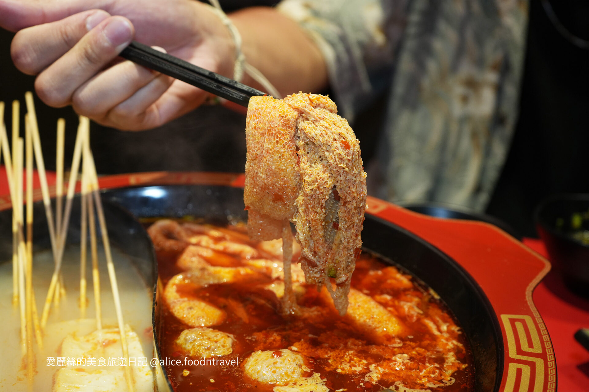 新北麻辣鍋新北麻辣串串台北麻辣鍋台北麻辣串串新北餐廳新北美食推薦新北宵夜新北深夜美食麻辣鍋川菜四川料理雞佛新北鴛鴦鍋新莊美食新莊火鍋串串酸辣粉