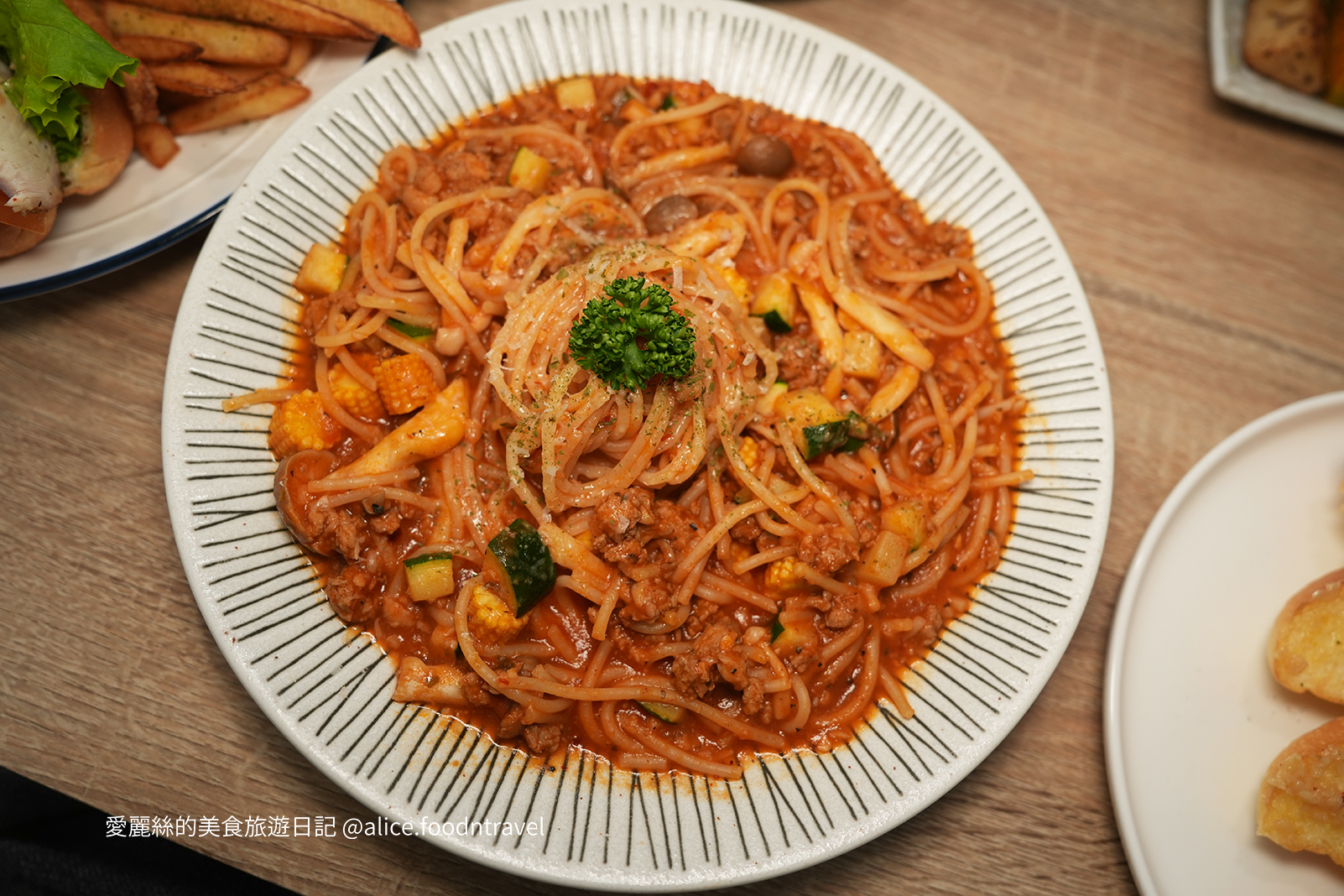 台中西區美食台中西區咖啡廳台中寵物友善咖啡廳台中寵物友善餐廳台中咖啡推薦台中下午茶台中義大利麵台中鬆餅台中勤美誠品綠園道台中西區公益路美食台中毛孩審計新村PARK2微希咖啡