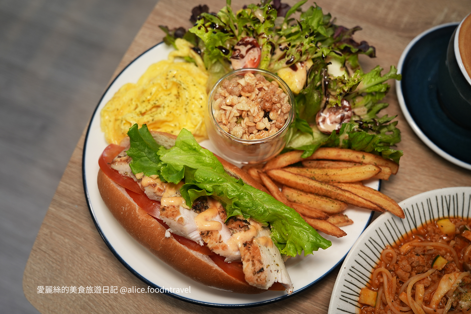 台中西區美食台中西區咖啡廳台中寵物友善咖啡廳台中寵物友善餐廳台中咖啡推薦台中下午茶台中義大利麵台中鬆餅台中勤美誠品綠園道台中西區公益路美食台中毛孩審計新村PARK2微希咖啡