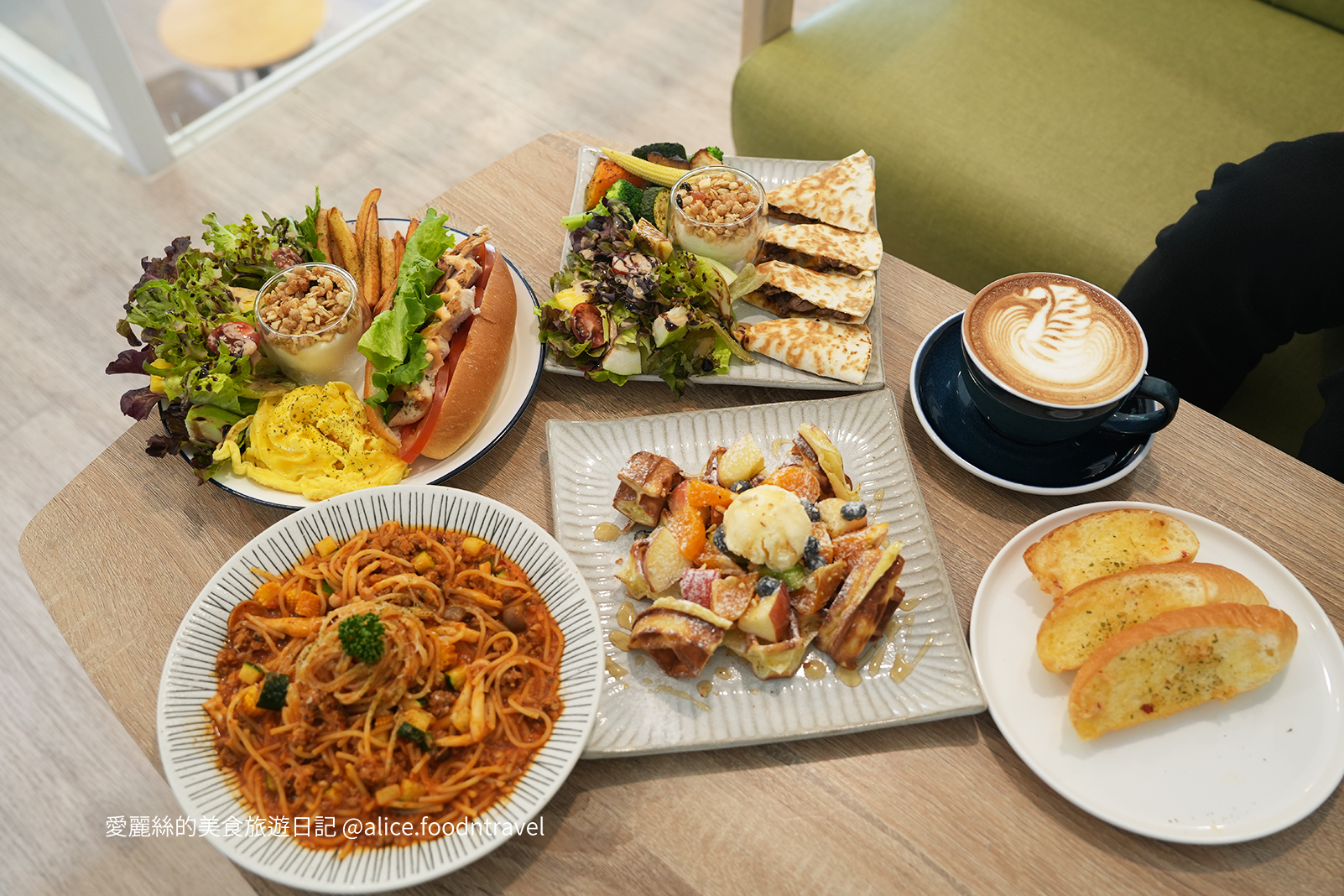 台中西區美食台中西區咖啡廳台中寵物友善咖啡廳台中寵物友善餐廳台中咖啡推薦台中下午茶台中義大利麵台中鬆餅台中勤美誠品綠園道台中西區公益路美食台中毛孩審計新村PARK2微希咖啡