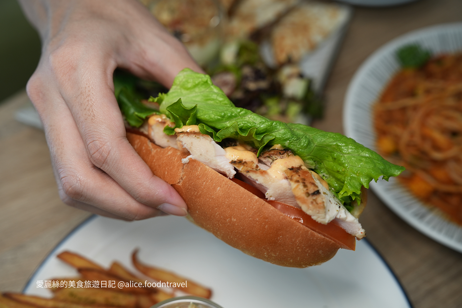 台中西區美食台中西區咖啡廳台中寵物友善咖啡廳台中寵物友善餐廳台中咖啡推薦台中下午茶台中義大利麵台中鬆餅台中勤美誠品綠園道台中西區公益路美食台中毛孩審計新村PARK2微希咖啡