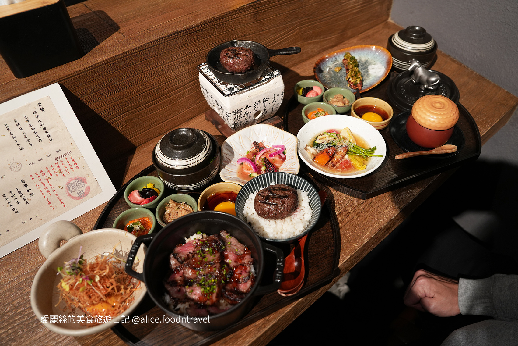 台中美食台中定食台中日本料理台中無菜單料理台中南屯美食台中南屯定食台中漢堡排台中挽肉與米台中和牛丼台中居酒屋台中南屯漢堡排台中餐廳推薦預約困難店客觀炭火小料理