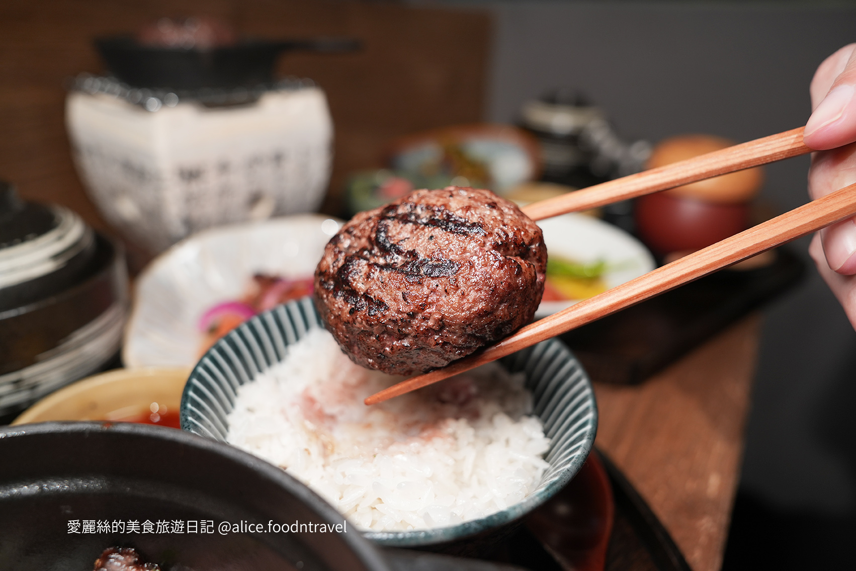 台中美食台中定食台中日本料理台中無菜單料理台中南屯美食台中南屯定食台中漢堡排台中挽肉與米台中和牛丼台中居酒屋台中南屯漢堡排台中餐廳推薦預約困難店客觀炭火小料理