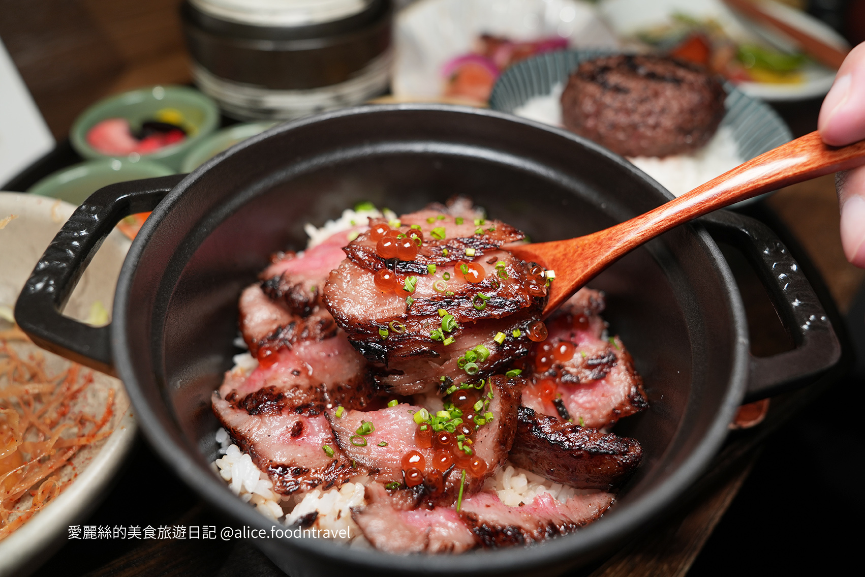 台中美食台中定食台中日本料理台中無菜單料理台中南屯美食台中南屯定食台中漢堡排台中挽肉與米台中和牛丼台中居酒屋台中南屯漢堡排台中餐廳推薦預約困難店客觀炭火小料理