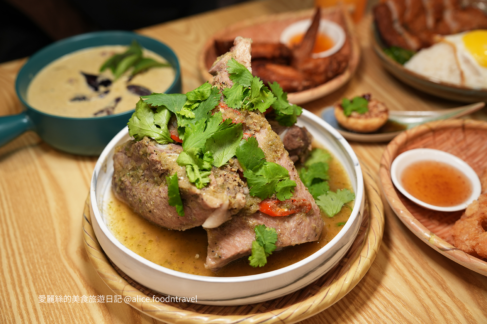 逢甲美食 逢甲必吃 逢甲平價美食 台中西屯區 逢甲大學 逢甲商圈 西屯餐廳 泰宵張逢甲店 台中西屯美食 逢甲宵夜推薦 逢甲夜市美食 台中泰式料理 逢甲學生美食 泰式火山排骨 泰式紙包魚 泰式簡餐 台中宵夜餐廳 泰式蝦餅 泰式五花酥肉飯 泰式甜點推薦 台中泰式奶茶 逢甲夜晚美食 逢甲宵夜小吃 高CP值泰式料理 台中平價泰式餐廳 逢甲商圈美食 泰宵張勤美店