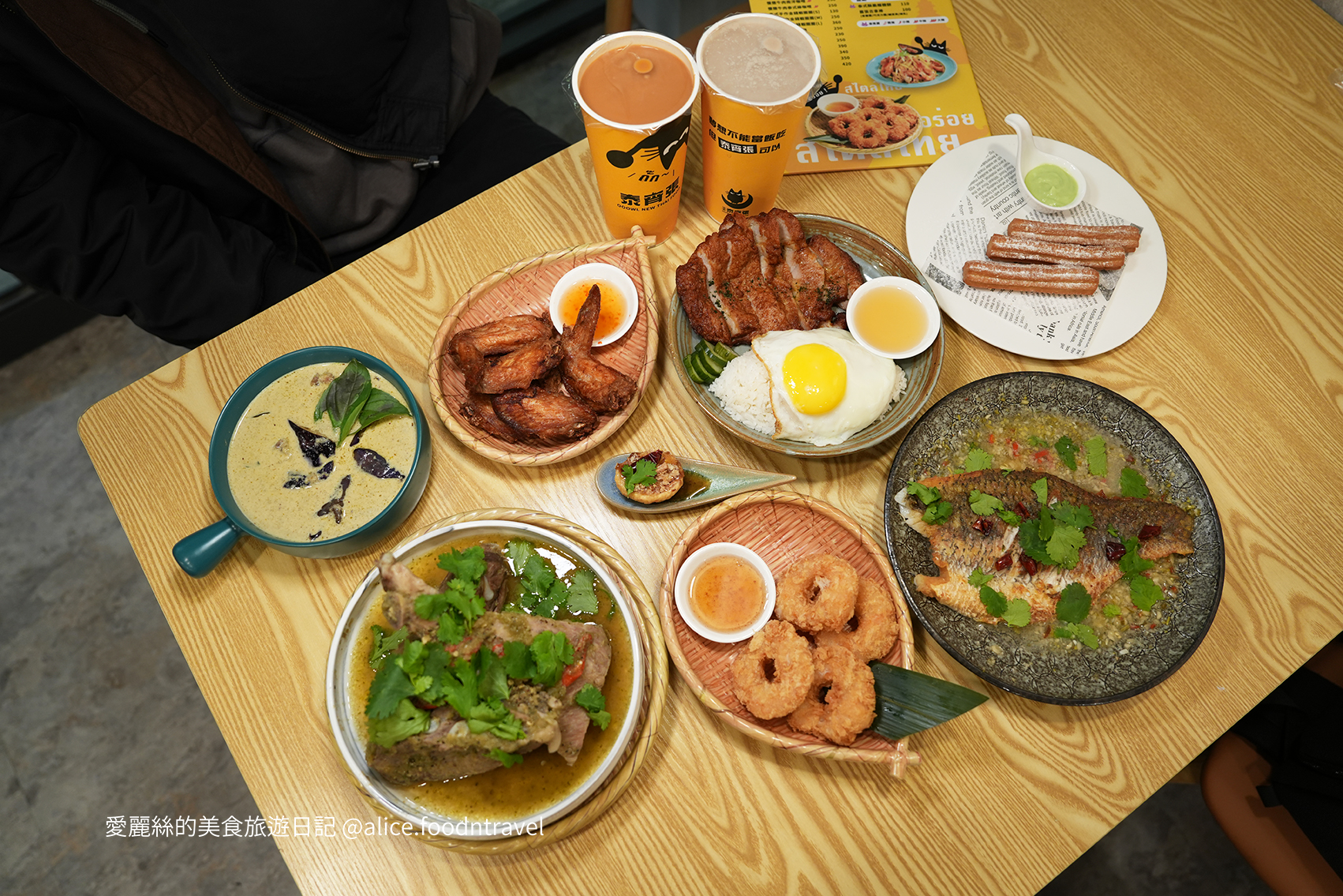 逢甲美食 逢甲必吃 逢甲平價美食 台中西屯區 逢甲大學 逢甲商圈 西屯餐廳 泰宵張逢甲店 台中西屯美食 逢甲宵夜推薦 逢甲夜市美食 台中泰式料理 逢甲學生美食 泰式火山排骨 泰式紙包魚 泰式簡餐 台中宵夜餐廳 泰式蝦餅 泰式五花酥肉飯 泰式甜點推薦 台中泰式奶茶 逢甲夜晚美食 逢甲宵夜小吃 高CP值泰式料理 台中平價泰式餐廳 逢甲商圈美食 泰宵張勤美店