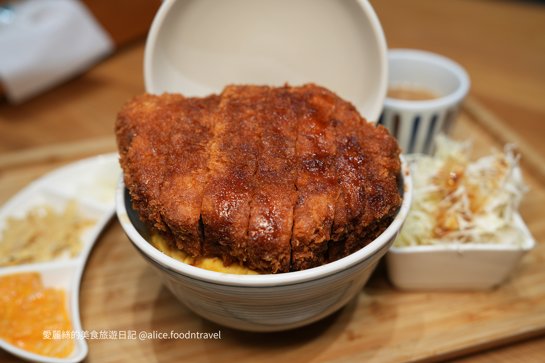 參元豚 台中大里美食 台中炸豬排 台中定食 極厚切炸豬排 日式定食 台中平價定食 漢堡排丼飯 台中甜點推薦 開心果草莓泡芙 草莓奶蓋飲品 草莓鮮奶酪 台中家庭聚餐餐廳 台中特色定食 台中大里日式餐廳 台中定食推薦 白飯味噌湯吃到飽 日系風格餐廳 台中親子餐廳 台中高CP值餐廳