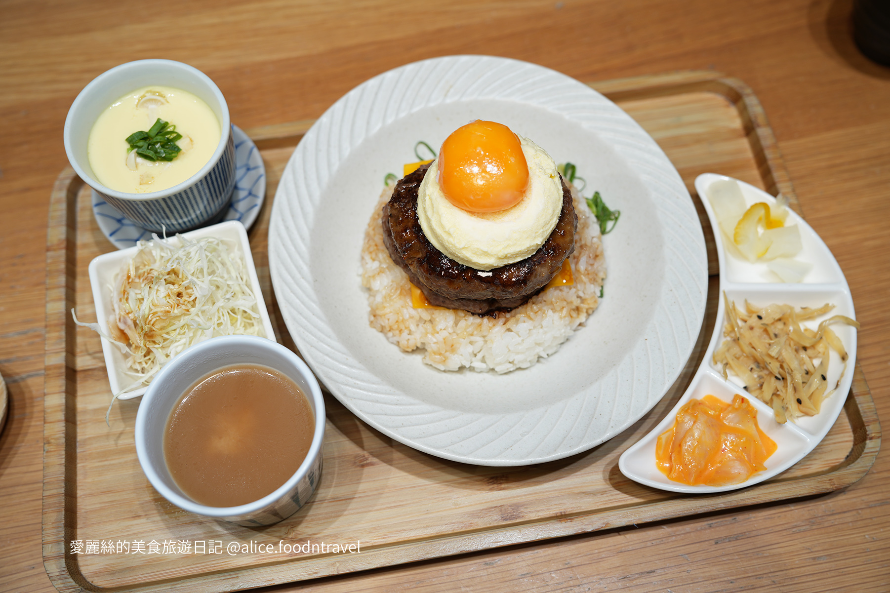 參元豚 台中大里美食 台中炸豬排 台中定食 極厚切炸豬排 日式定食 台中平價定食 漢堡排丼飯 台中甜點推薦 開心果草莓泡芙 草莓奶蓋飲品 草莓鮮奶酪 台中家庭聚餐餐廳 台中特色定食 台中大里日式餐廳 台中定食推薦 白飯味噌湯吃到飽 日系風格餐廳 台中親子餐廳 台中高CP值餐廳