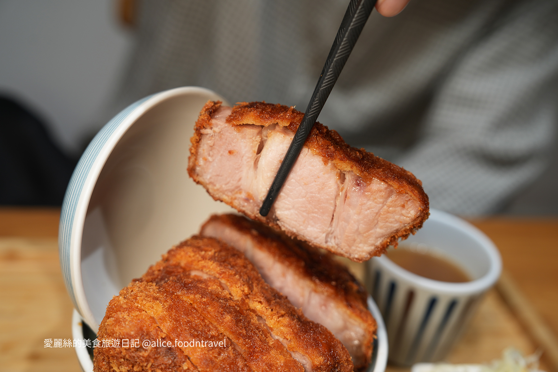 參元豚 台中大里美食 台中炸豬排 台中定食 極厚切炸豬排 日式定食 台中平價定食 漢堡排丼飯 台中甜點推薦 開心果草莓泡芙 草莓奶蓋飲品 草莓鮮奶酪 台中家庭聚餐餐廳 台中特色定食 台中大里日式餐廳 台中定食推薦 白飯味噌湯吃到飽 日系風格餐廳 台中親子餐廳 台中高CP值餐廳