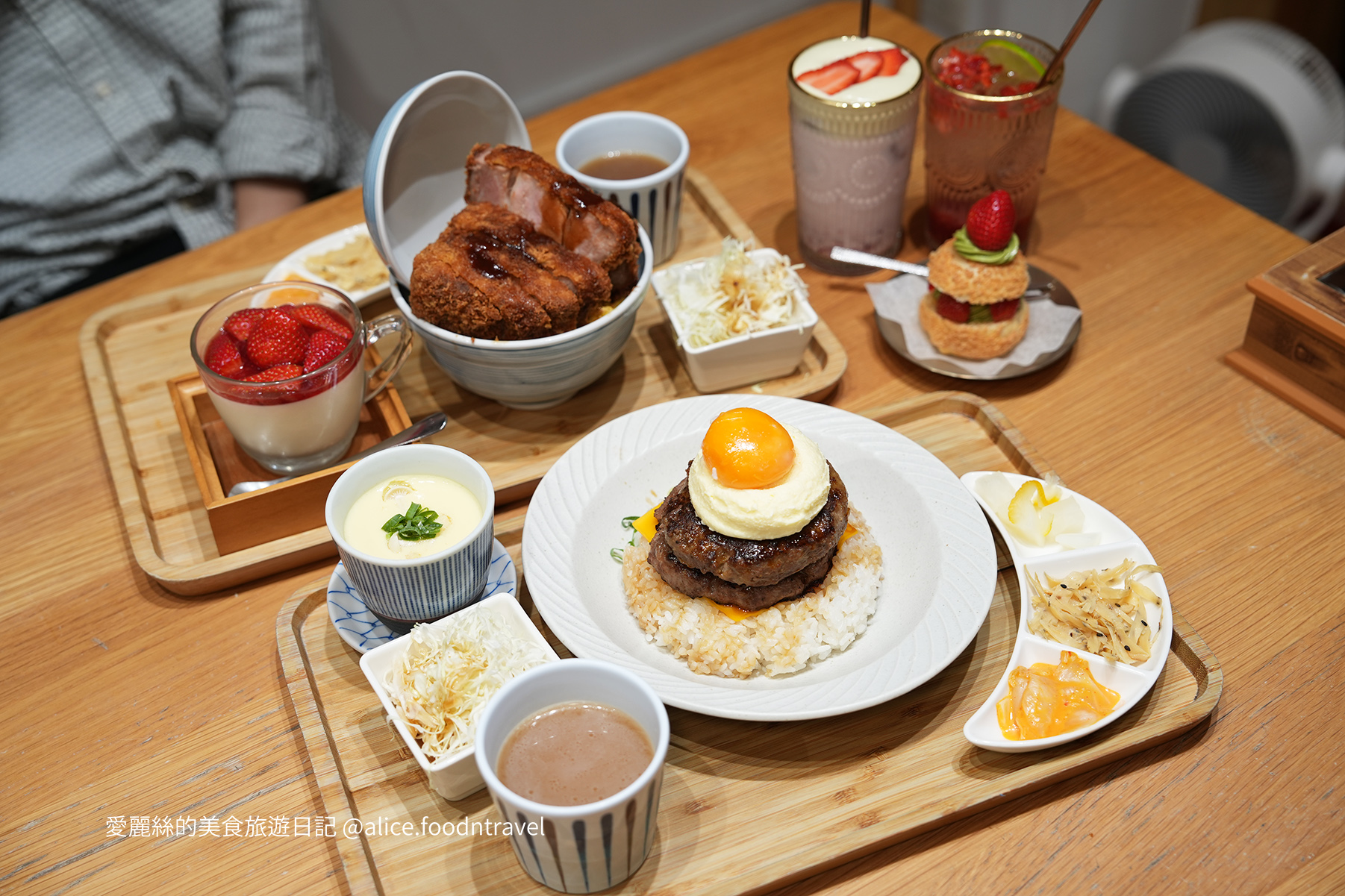 參元豚 台中大里美食 台中炸豬排 台中定食 極厚切炸豬排 日式定食 台中平價定食 漢堡排丼飯 台中甜點推薦 開心果草莓泡芙 草莓奶蓋飲品 草莓鮮奶酪 台中家庭聚餐餐廳 台中特色定食 台中大里日式餐廳 台中定食推薦 白飯味噌湯吃到飽 日系風格餐廳 台中親子餐廳 台中高CP值餐廳