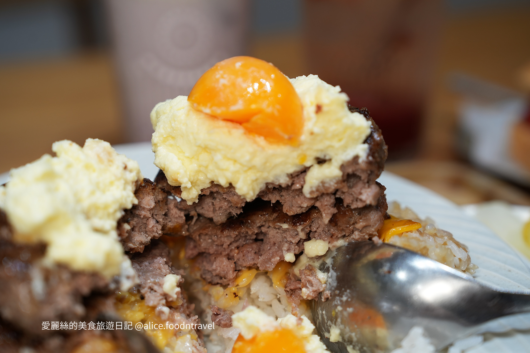 參元豚 台中大里美食 台中炸豬排 台中定食 極厚切炸豬排 日式定食 台中平價定食 漢堡排丼飯 台中甜點推薦 開心果草莓泡芙 草莓奶蓋飲品 草莓鮮奶酪 台中家庭聚餐餐廳 台中特色定食 台中大里日式餐廳 台中定食推薦 白飯味噌湯吃到飽 日系風格餐廳 台中親子餐廳 台中高CP值餐廳