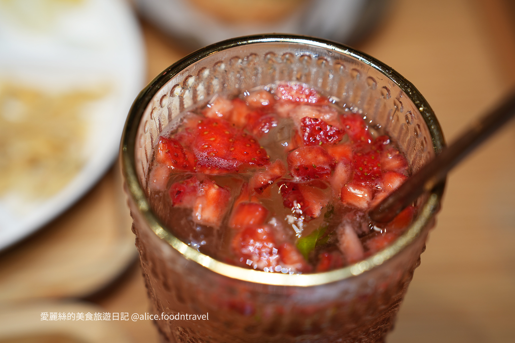 參元豚 台中大里美食 台中炸豬排 台中定食 極厚切炸豬排 日式定食 台中平價定食 漢堡排丼飯 台中甜點推薦 開心果草莓泡芙 草莓奶蓋飲品 草莓鮮奶酪 台中家庭聚餐餐廳 台中特色定食 台中大里日式餐廳 台中定食推薦 白飯味噌湯吃到飽 日系風格餐廳 台中親子餐廳 台中高CP值餐廳