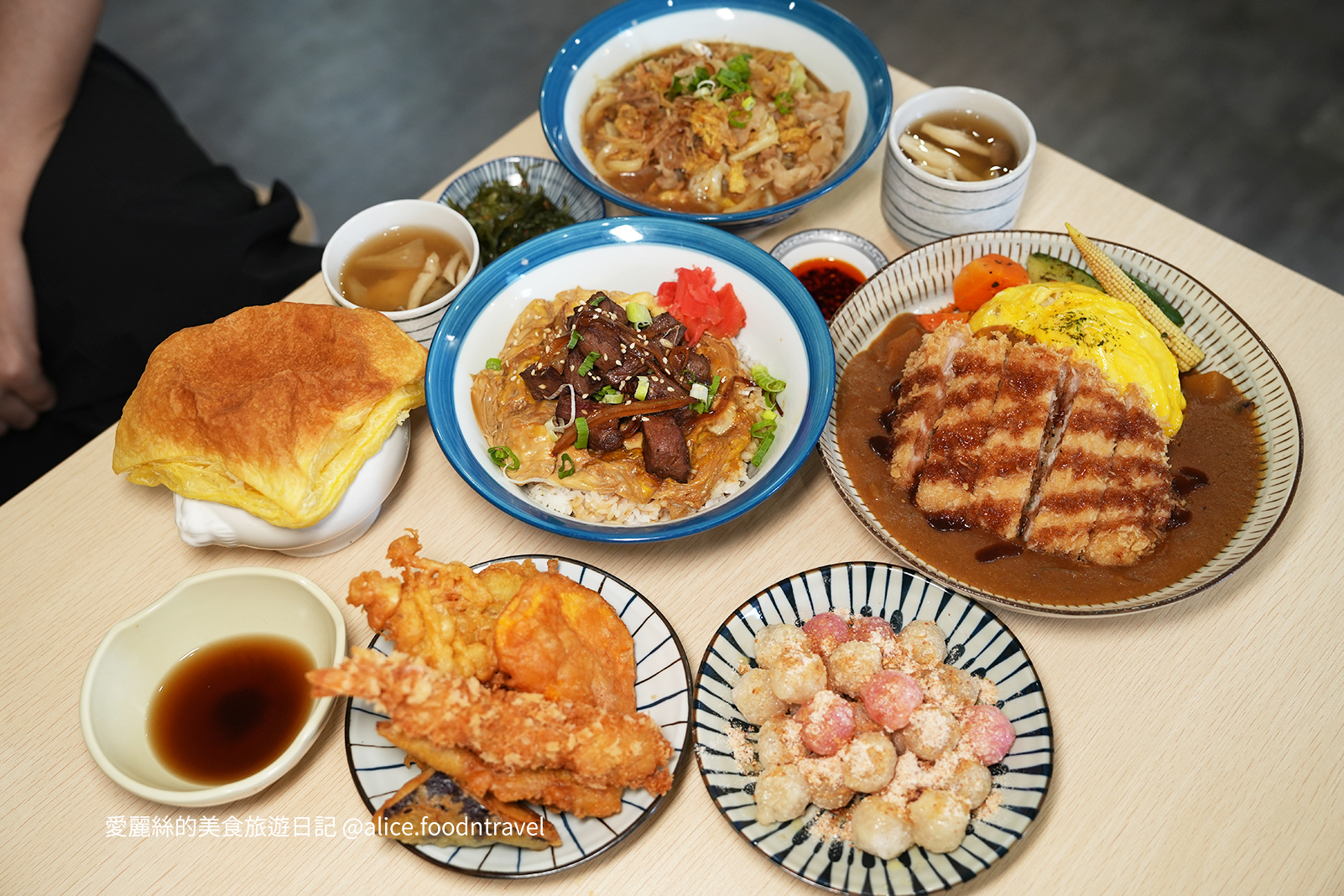 台中美食台中定食台中西區美食台中西區定食台中咖哩飯台中丼飯台中炸豬排台中天婦羅台中平價美食勤美美食科博館美食日進街食力小食堂炸湯圓酥皮濃湯