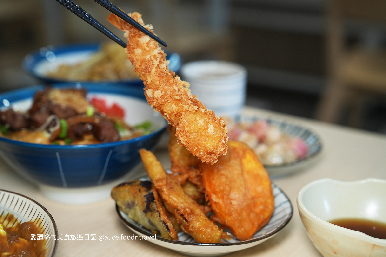 台中美食台中定食台中西區美食台中西區定食台中咖哩飯台中丼飯台中炸豬排台中天婦羅台中平價美食勤美美食科博館美食日進街食力小食堂炸湯圓酥皮濃湯