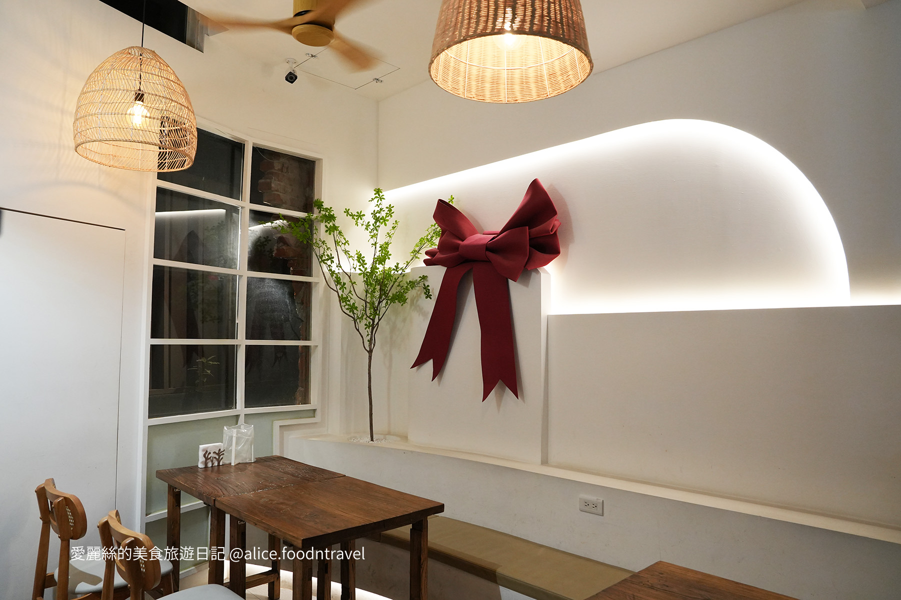 台中西區美食 台中餐酒館推薦 台中西區餐酒館 向上路美食 勤美餐酒館 台中約會餐廳 台中聚餐餐廳 台中美術館美食 審計新村美食 台中隱藏版餐酒館 The Me Time 悠・時候 台中手抓海鮮 台中海鮮桶推薦 台中德國豬腳 台中松露起司烤餅 台中創意料理餐廳 台中特色調酒 台中生啤酒推薦 台中餐酒館包場 台中網美餐廳