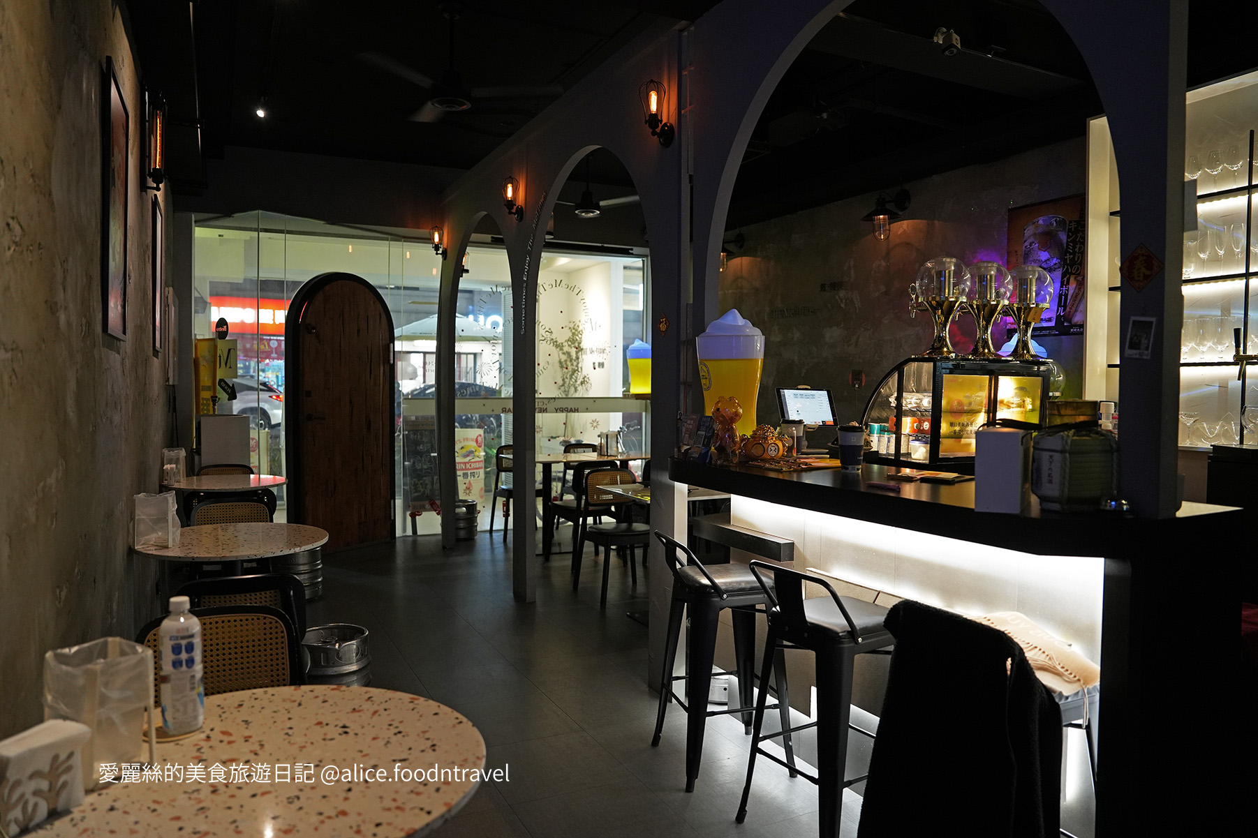 台中西區美食 台中餐酒館推薦 台中西區餐酒館 向上路美食 勤美餐酒館 台中約會餐廳 台中聚餐餐廳 台中美術館美食 審計新村美食 台中隱藏版餐酒館 The Me Time 悠・時候 台中手抓海鮮 台中海鮮桶推薦 台中德國豬腳 台中松露起司烤餅 台中創意料理餐廳 台中特色調酒 台中生啤酒推薦 台中餐酒館包場 台中網美餐廳