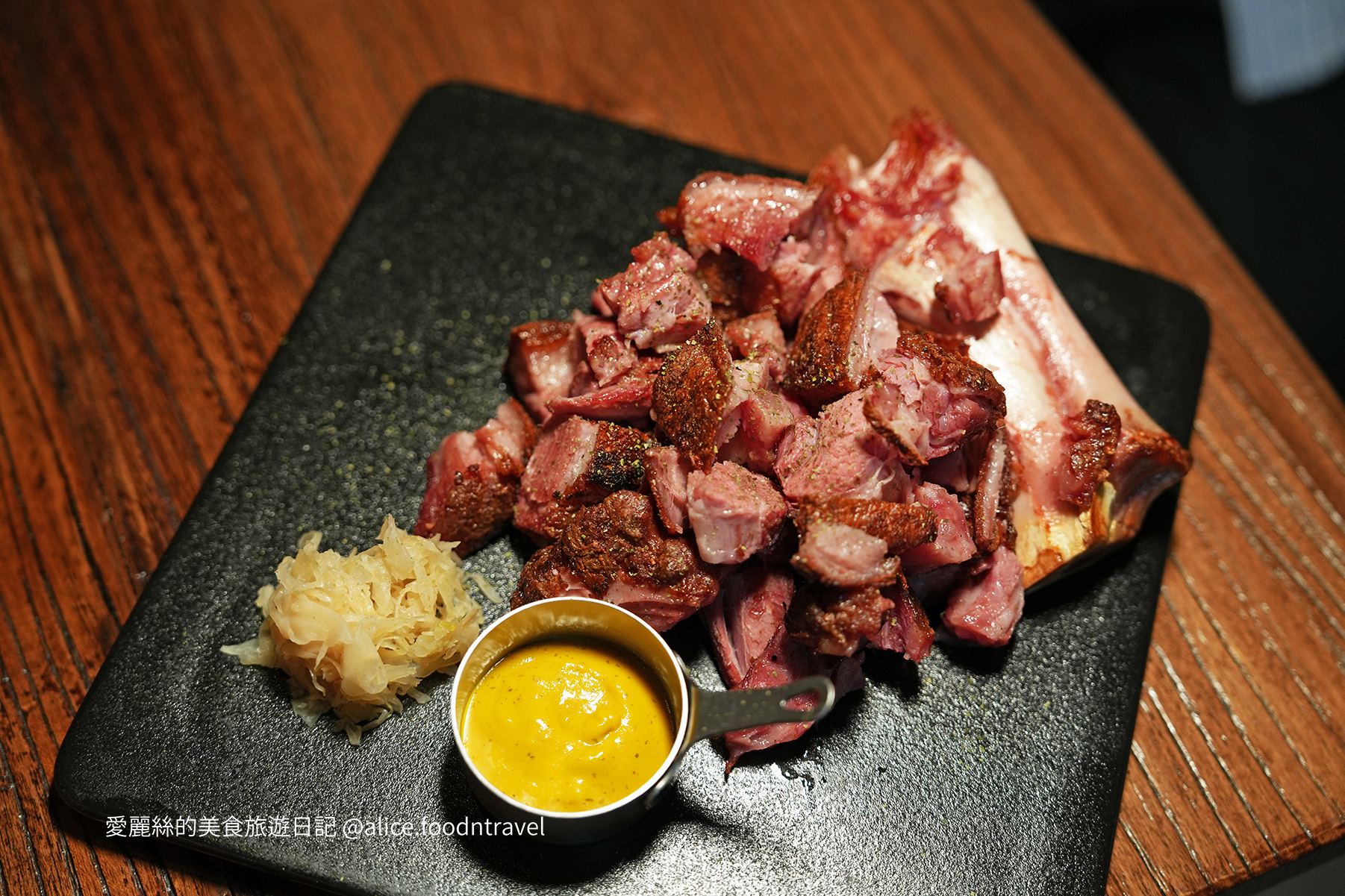 台中西區美食 台中餐酒館推薦 台中西區餐酒館 向上路美食 勤美餐酒館 台中約會餐廳 台中聚餐餐廳 台中美術館美食 審計新村美食 台中隱藏版餐酒館 The Me Time 悠・時候 台中手抓海鮮 台中海鮮桶推薦 台中德國豬腳 台中松露起司烤餅 台中創意料理餐廳 台中特色調酒 台中生啤酒推薦 台中餐酒館包場 台中網美餐廳