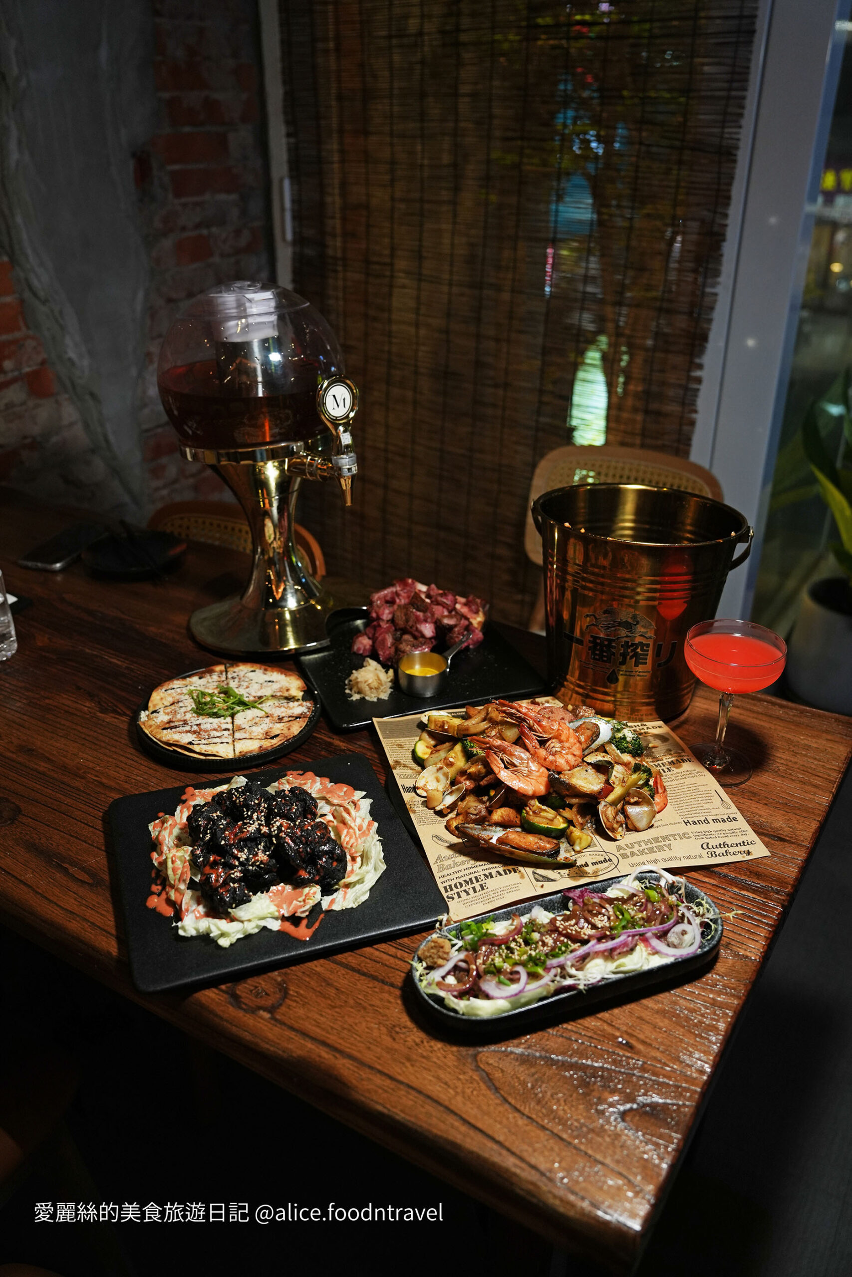 台中西區美食 台中餐酒館推薦 台中西區餐酒館 向上路美食 勤美餐酒館 台中約會餐廳 台中聚餐餐廳 台中美術館美食 審計新村美食 台中隱藏版餐酒館 The Me Time 悠・時候 台中手抓海鮮 台中海鮮桶推薦 台中德國豬腳 台中松露起司烤餅 台中創意料理餐廳 台中特色調酒 台中生啤酒推薦 台中餐酒館包場 台中網美餐廳