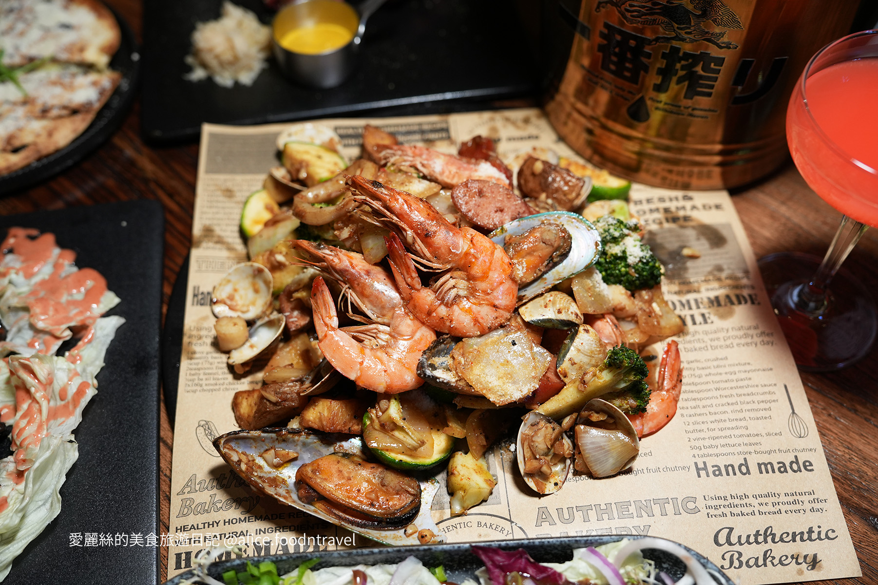 台中西區美食 台中餐酒館推薦 台中西區餐酒館 向上路美食 勤美餐酒館 台中約會餐廳 台中聚餐餐廳 台中美術館美食 審計新村美食 台中隱藏版餐酒館 The Me Time 悠・時候 台中手抓海鮮 台中海鮮桶推薦 台中德國豬腳 台中松露起司烤餅 台中創意料理餐廳 台中特色調酒 台中生啤酒推薦 台中餐酒館包場 台中網美餐廳