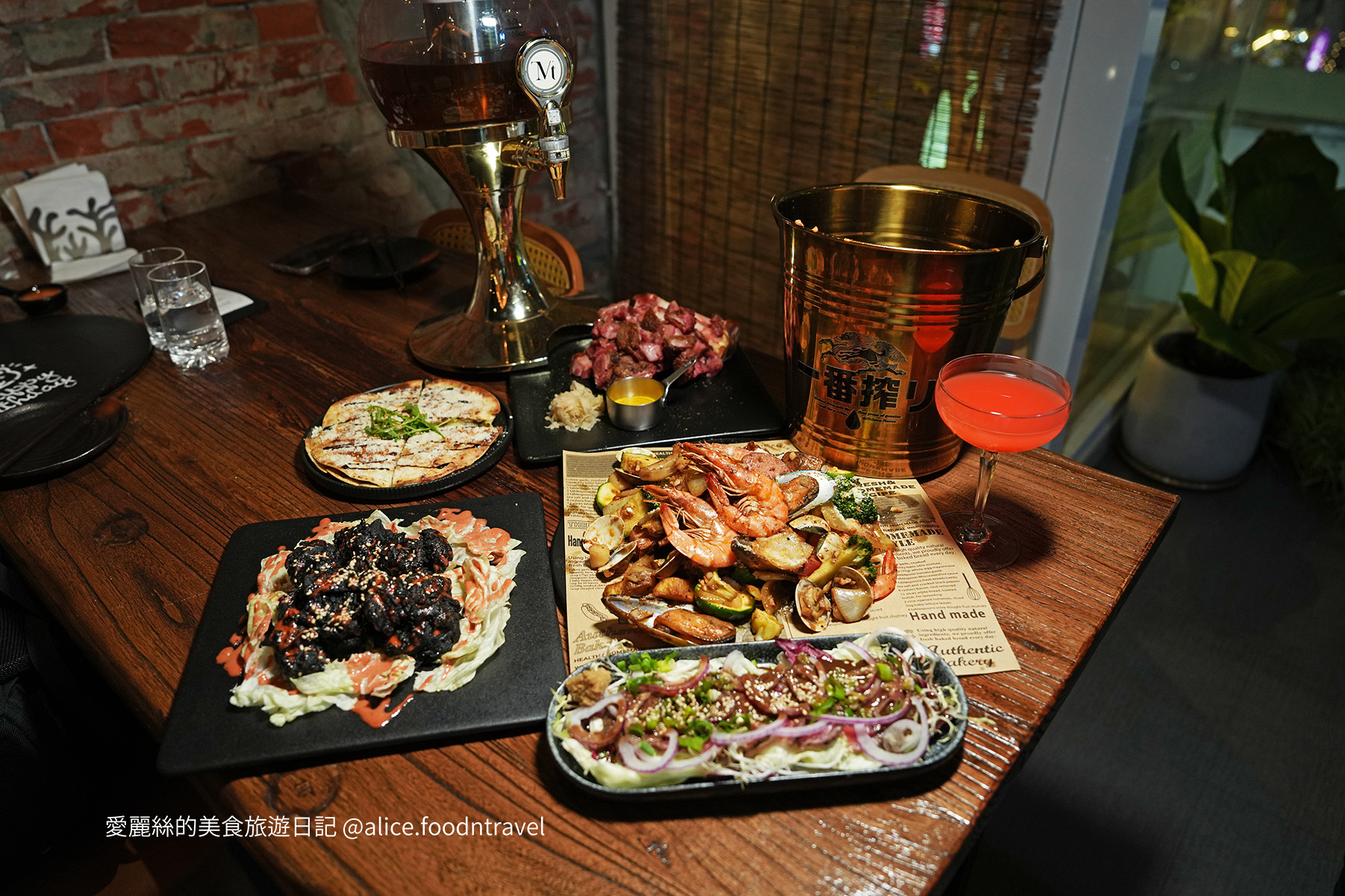 台中西區美食 台中餐酒館推薦 台中西區餐酒館 向上路美食 勤美餐酒館 台中約會餐廳 台中聚餐餐廳 台中美術館美食 審計新村美食 台中隱藏版餐酒館 The Me Time 悠・時候 台中手抓海鮮 台中海鮮桶推薦 台中德國豬腳 台中松露起司烤餅 台中創意料理餐廳 台中特色調酒 台中生啤酒推薦 台中餐酒館包場 台中網美餐廳