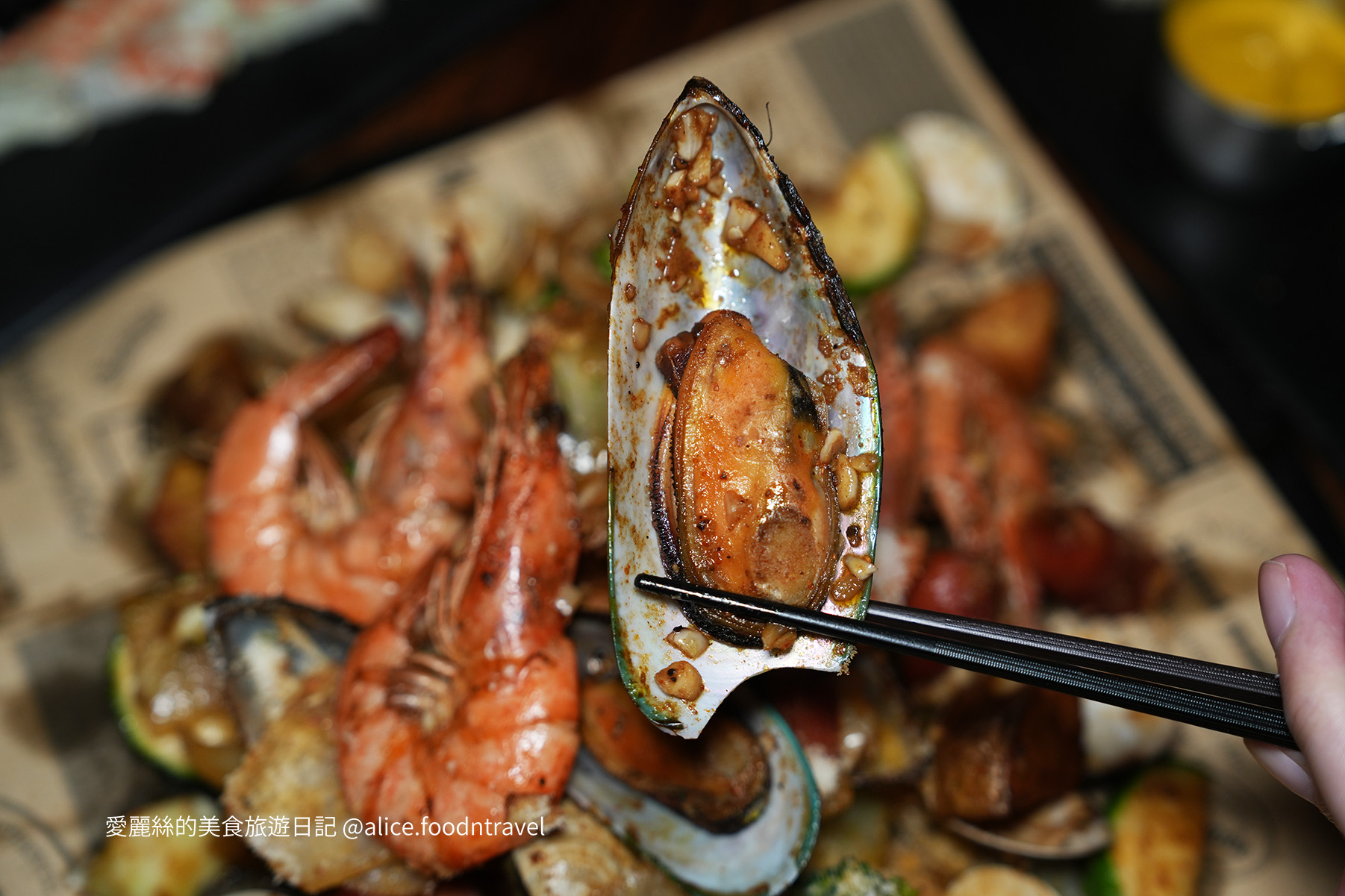 台中西區美食 台中餐酒館推薦 台中西區餐酒館 向上路美食 勤美餐酒館 台中約會餐廳 台中聚餐餐廳 台中美術館美食 審計新村美食 台中隱藏版餐酒館 The Me Time 悠・時候 台中手抓海鮮 台中海鮮桶推薦 台中德國豬腳 台中松露起司烤餅 台中創意料理餐廳 台中特色調酒 台中生啤酒推薦 台中餐酒館包場 台中網美餐廳