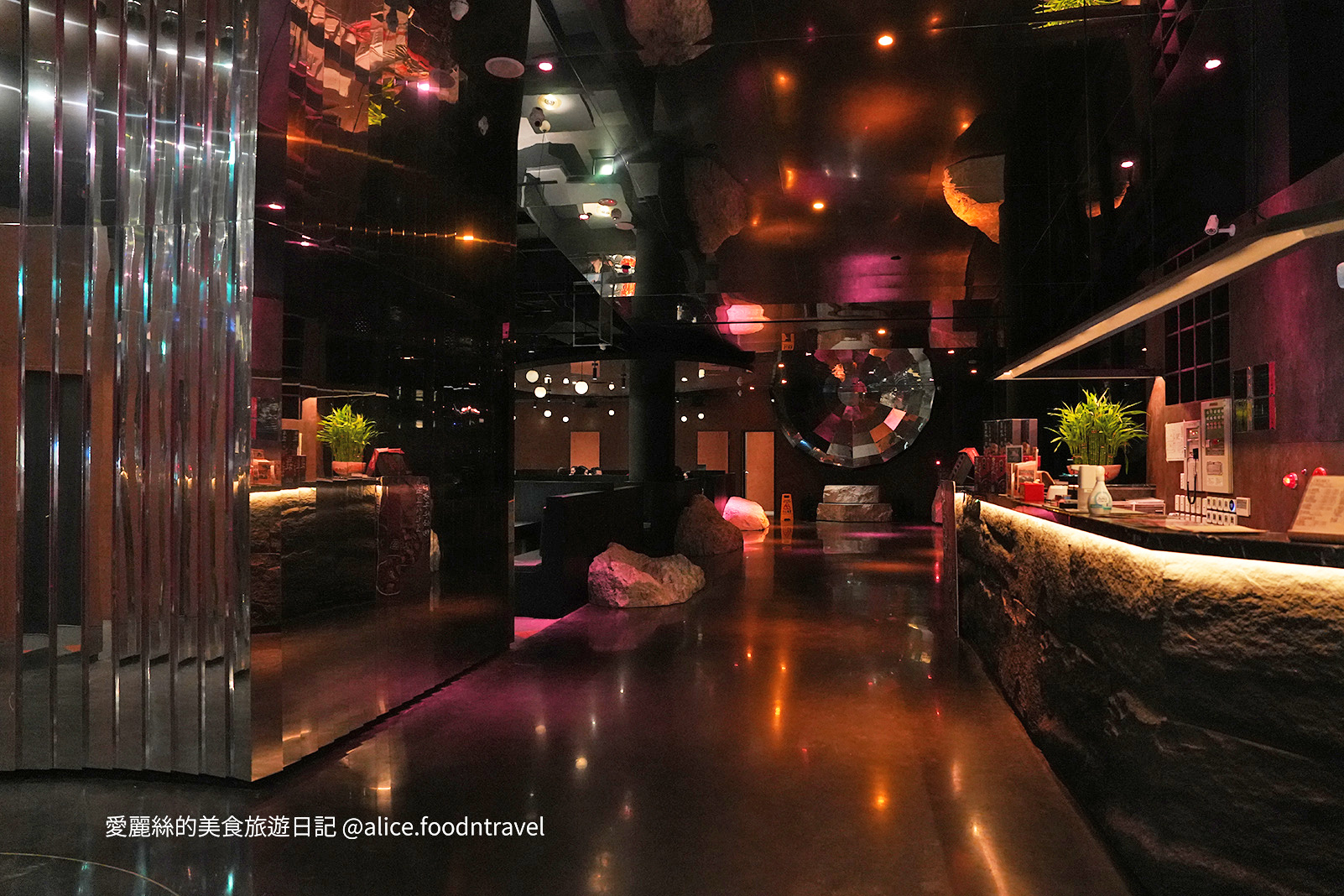 台中火鍋 台中南屯 台中南屯火鍋 台中南屯美食 台中必吃 新竹火鍋 新竹美食 新竹火鍋推薦 台中火鍋推薦 南屯餐廳 聚餐餐廳 慶生餐廳 台中麻辣鍋 台中鼎王 台中老四川 台中鴛鴦鍋 台中公益路美食 公益路火鍋 台中景點推薦 岩漿火鍋 商業午餐 台中宵夜