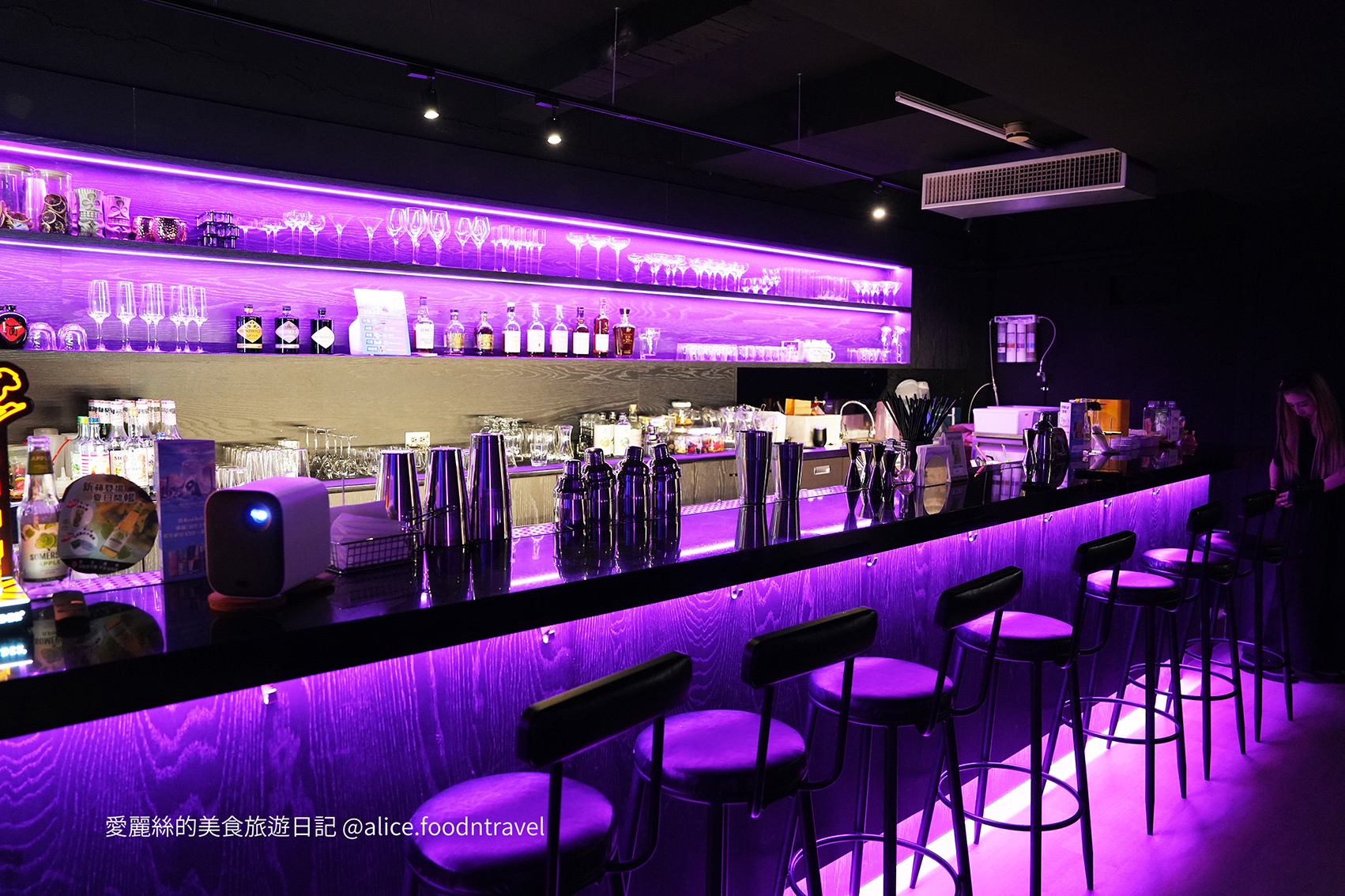 台中酒吧 台中慶生餐廳 台中必吃美食 西區酒吧 西區夜生活 台中夜生活 早上沒事晚上台中市 精誠路酒吧 台中喝酒 西區酒吧推薦 西區調酒 台中調酒 台中喝酒挑戰 特色酒吧 台中bar 西區bar 台中雞尾酒 台中特色酒吧 台中新開酒吧 台中派對 西區派對 台中小酌 台中買醉
