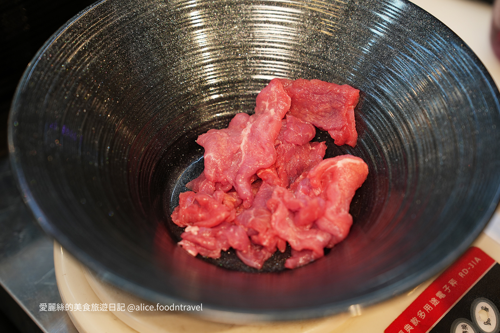 台中西屯美食 台中涼麵 台中生魚片 生魚片涼麵 一樂涼麵 台中宵夜 台中消夜 台中深夜美食 ALTA美食 逢甲美食 台灣大道 台灣美食 台中景點 台中必吃
