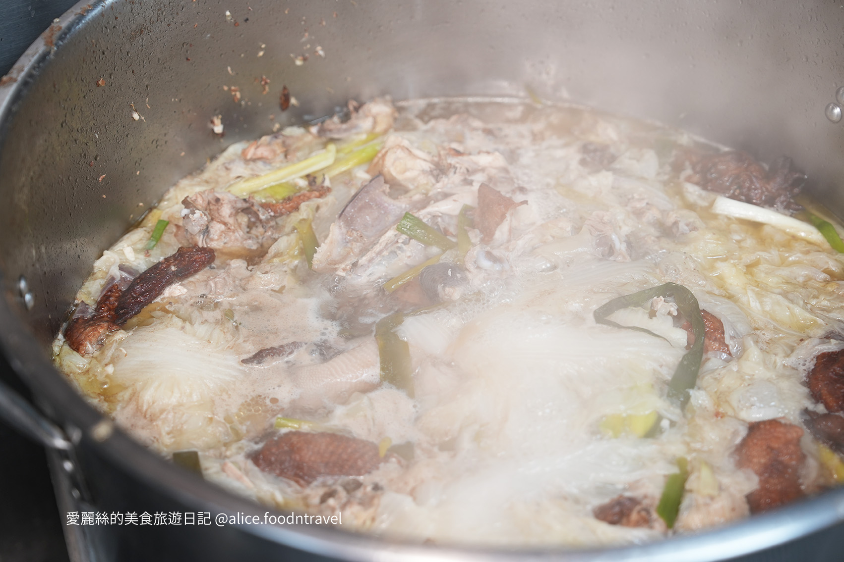 台中必吃 台中新開 台中海南雞 台中勤美 台中公益路 新加坡料理 新加坡美食 台中肉骨茶 台中新馬菜 海南雞飯推薦 肉骨茶推薦 公益路必吃 草悟道必吃 草悟道美食 勤美綠園道美食 台中西區美食 老王 台中老王 雞汁飯 台中午餐