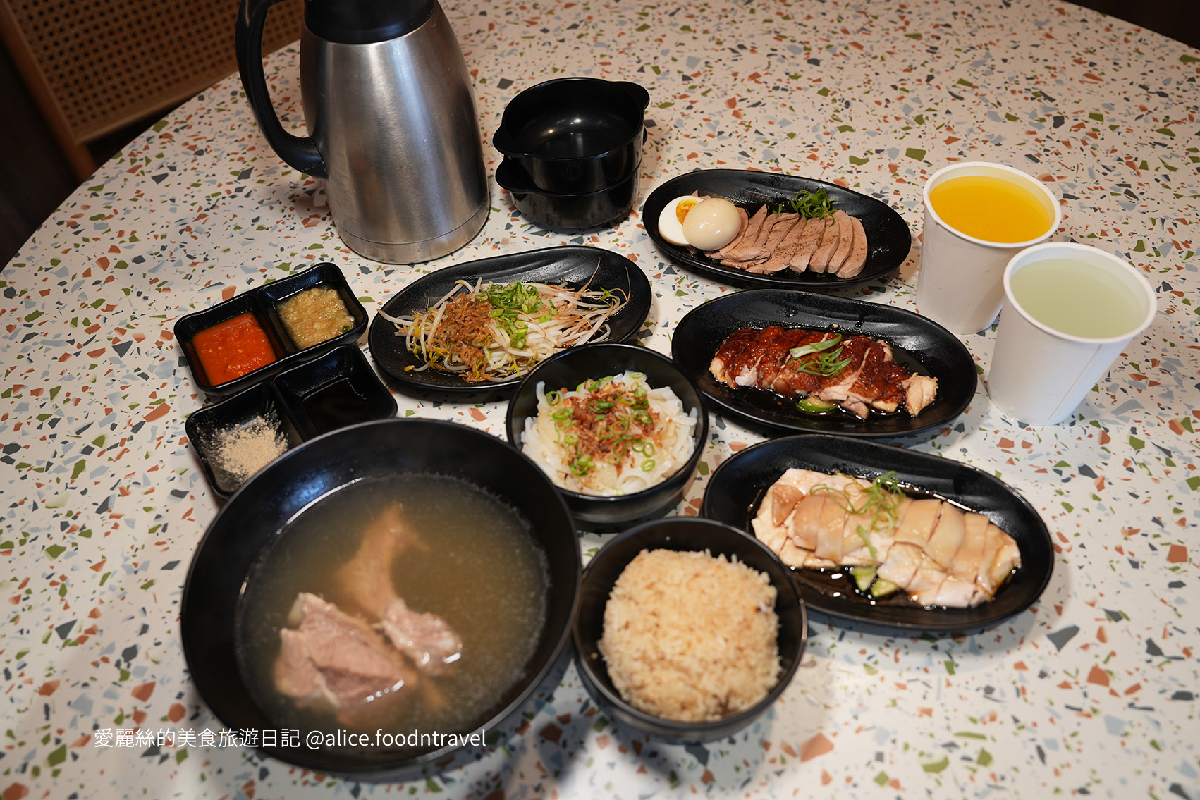 台中必吃 台中新開 台中海南雞 台中勤美 台中公益路 新加坡料理 新加坡美食 台中肉骨茶 台中新馬菜 海南雞飯推薦 肉骨茶推薦 公益路必吃 草悟道必吃 草悟道美食 勤美綠園道美食 台中西區美食 老王 台中老王 雞汁飯 台中午餐