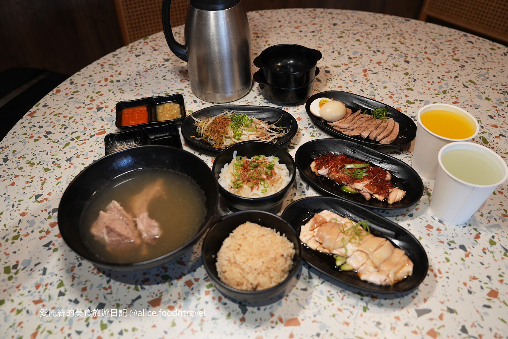 台中必吃 台中新開 台中海南雞 台中勤美 台中公益路 新加坡料理 新加坡美食 台中肉骨茶 台中新馬菜 海南雞飯推薦 肉骨茶推薦 公益路必吃 草悟道必吃 草悟道美食 勤美綠園道美食 台中西區美食 老王 台中老王 雞汁飯 台中午餐