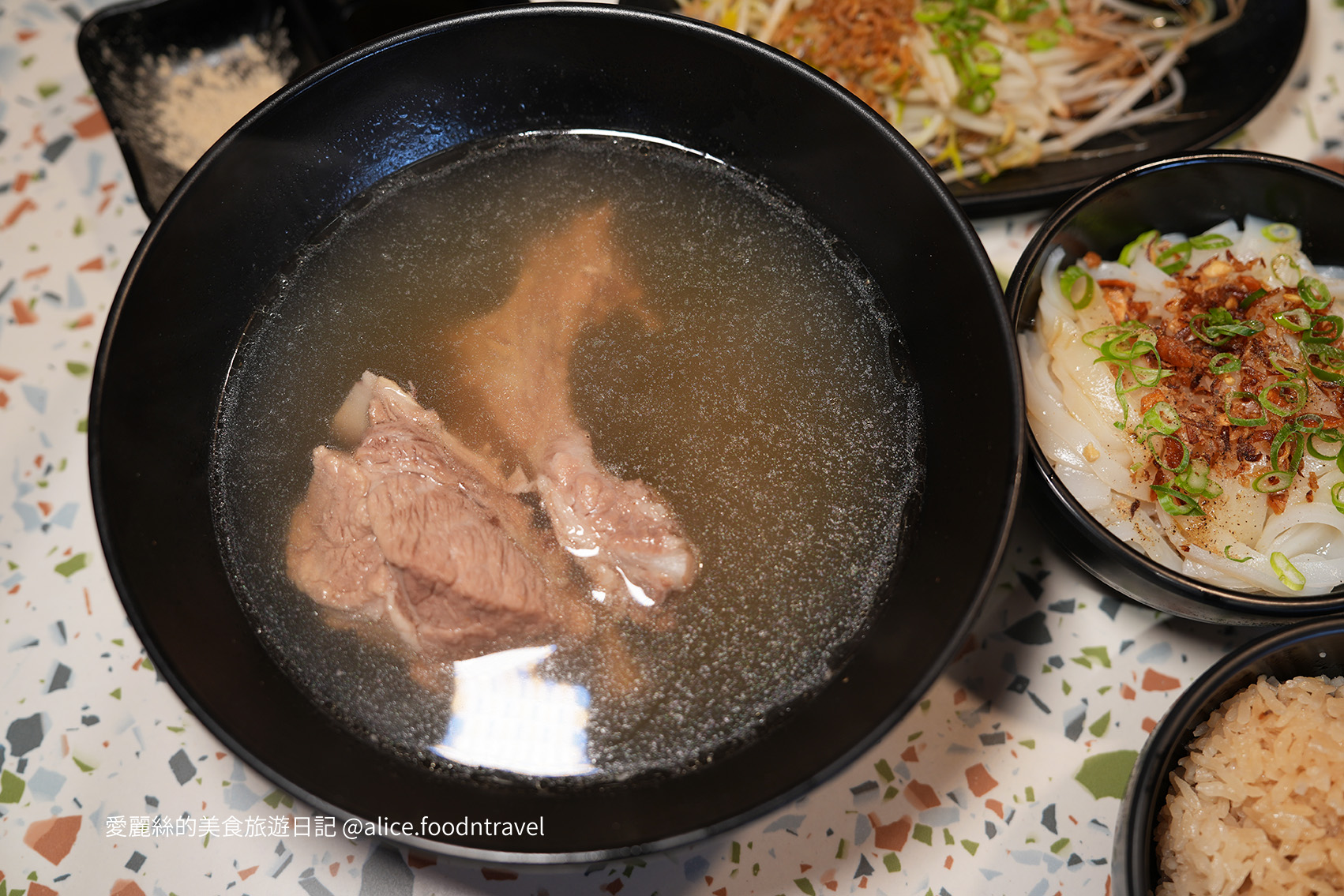 台中必吃 台中新開 台中海南雞 台中勤美 台中公益路 新加坡料理 新加坡美食 台中肉骨茶 台中新馬菜 海南雞飯推薦 肉骨茶推薦 公益路必吃 草悟道必吃 草悟道美食 勤美綠園道美食 台中西區美食 老王 台中老王 雞汁飯 台中午餐