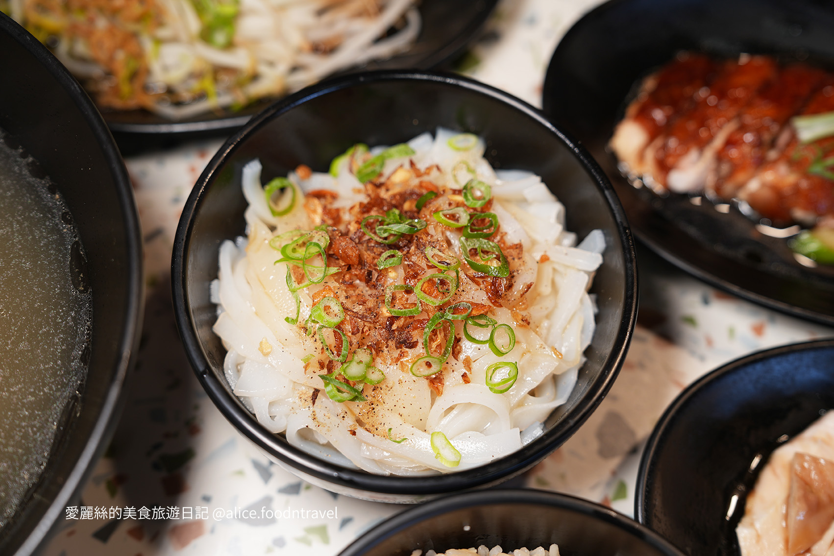 台中必吃 台中新開 台中海南雞 台中勤美 台中公益路 新加坡料理 新加坡美食 台中肉骨茶 台中新馬菜 海南雞飯推薦 肉骨茶推薦 公益路必吃 草悟道必吃 草悟道美食 勤美綠園道美食 台中西區美食 老王 台中老王 雞汁飯 台中午餐