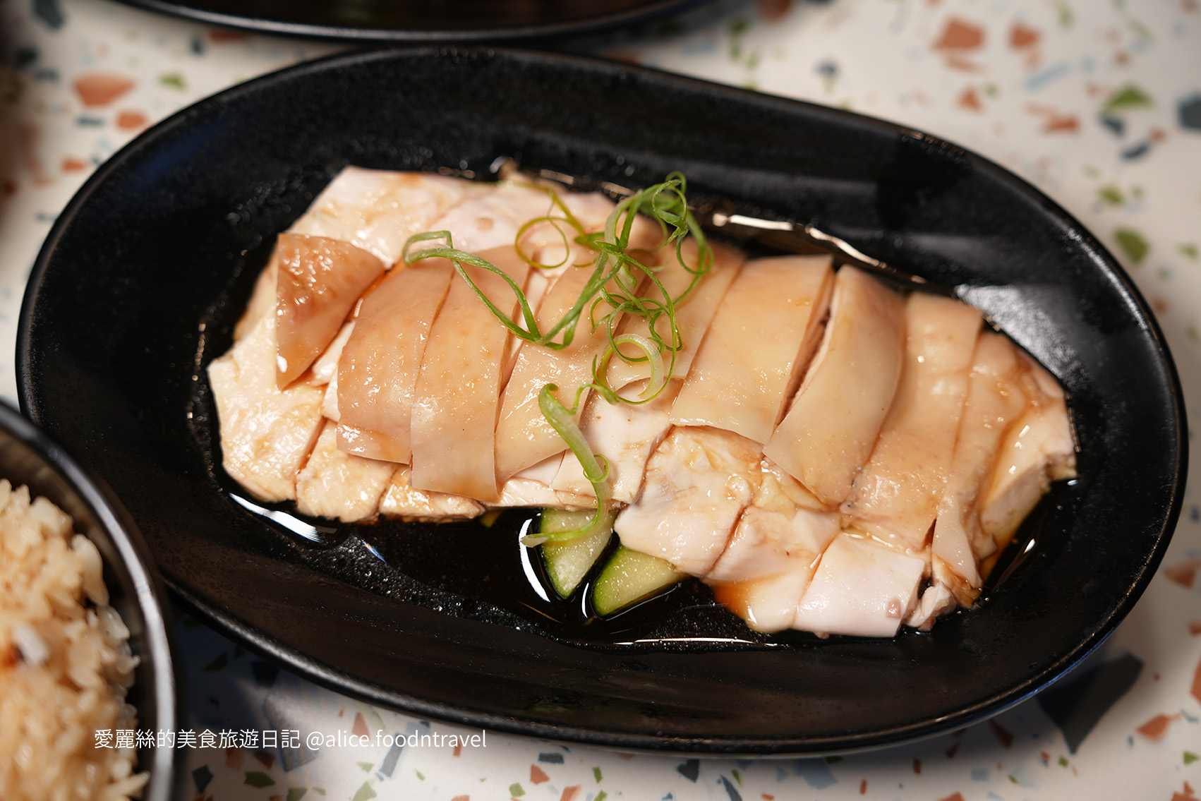 台中必吃 台中新開 台中海南雞 台中勤美 台中公益路 新加坡料理 新加坡美食 台中肉骨茶 台中新馬菜 海南雞飯推薦 肉骨茶推薦 公益路必吃 草悟道必吃 草悟道美食 勤美綠園道美食 台中西區美食 老王 台中老王 雞汁飯 台中午餐