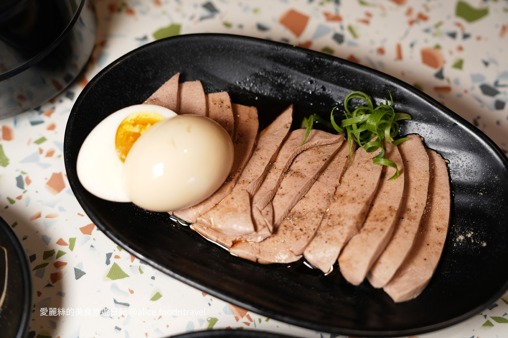 台中必吃 台中新開 台中海南雞 台中勤美 台中公益路 新加坡料理 新加坡美食 台中肉骨茶 台中新馬菜 海南雞飯推薦 肉骨茶推薦 公益路必吃 草悟道必吃 草悟道美食 勤美綠園道美食 台中西區美食 老王 台中老王 雞汁飯 台中午餐