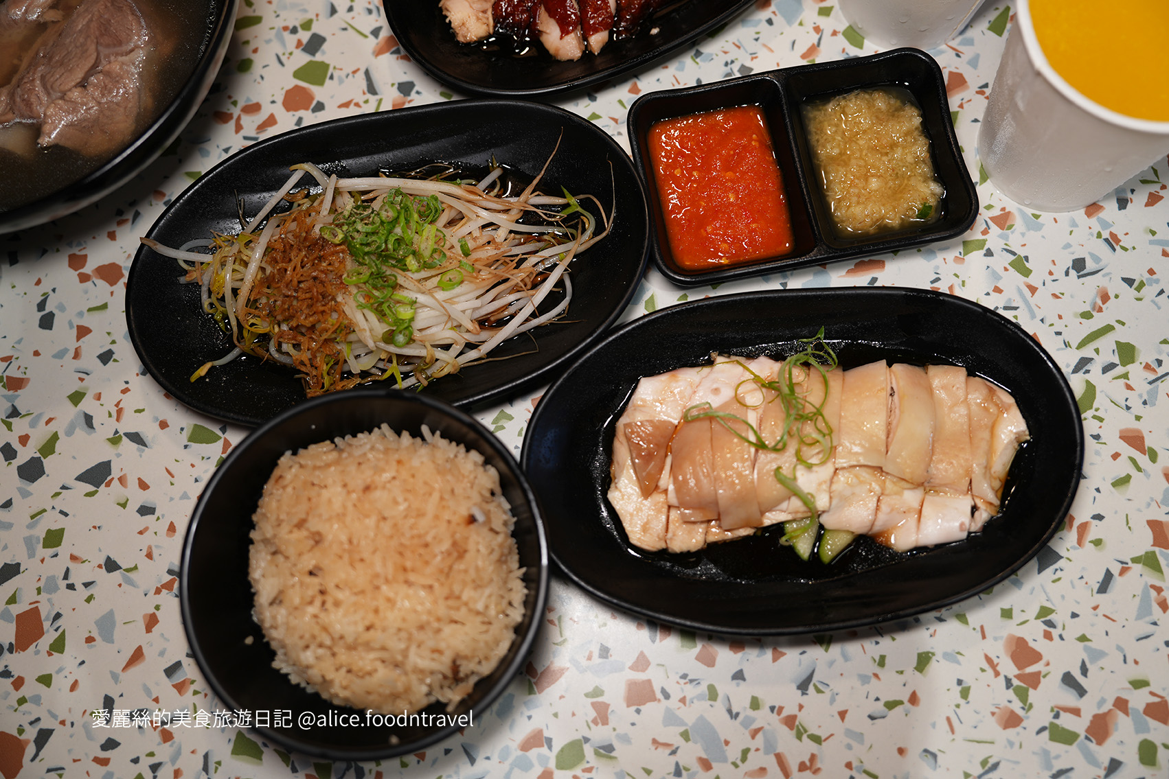 台中必吃 台中新開 台中海南雞 台中勤美 台中公益路 新加坡料理 新加坡美食 台中肉骨茶 台中新馬菜 海南雞飯推薦 肉骨茶推薦 公益路必吃 草悟道必吃 草悟道美食 勤美綠園道美食 台中西區美食 老王 台中老王 雞汁飯 台中午餐