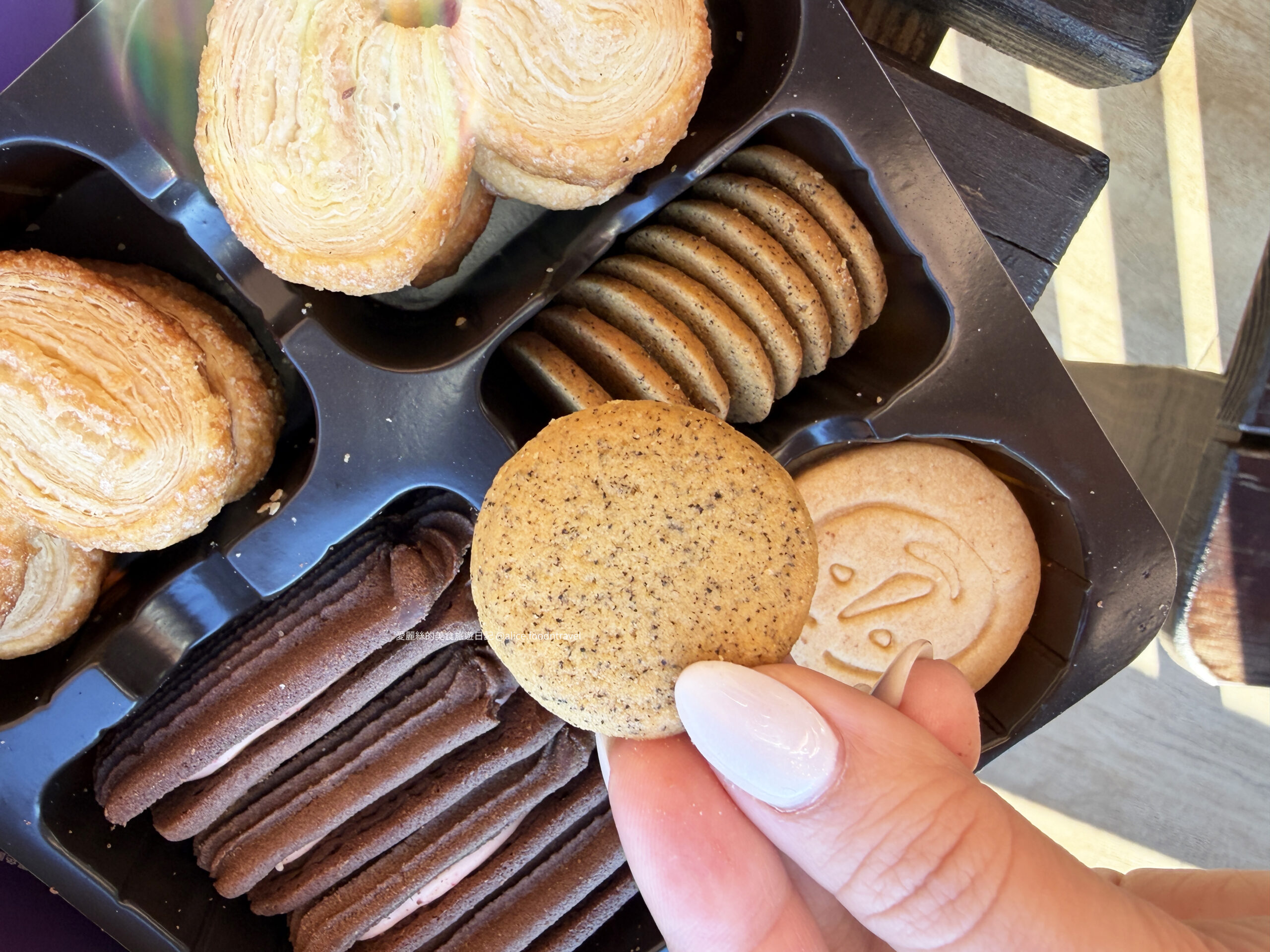 喜憨兒烘焙坊 喜憨兒基金會 幾米繪本 幾米 鐵盒餅乾 餅乾禮盒 2025禮盒推薦 2026過年禮盒 2026禮盒 聖誕節禮物 聖誕節禮盒 我不是完美小孩 英式下午茶 宅配美食 宅配甜點 網路甜點 網路名店